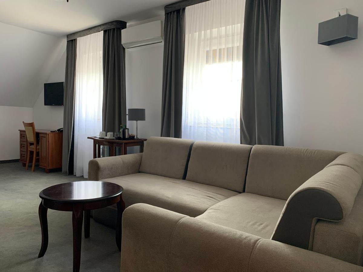 Hotel Kameleon Тарнобжег Экстерьер фото