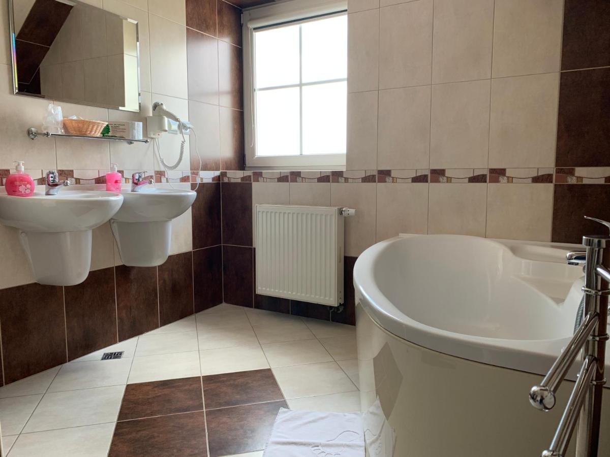 Hotel Kameleon Тарнобжег Экстерьер фото